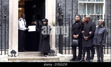 Screenshot aus PA Video von der Familie von Chris Kaba, die eine handschriftliche Notiz für Sir Keir Starmer in der Downing Street im Zentrum Londons liefert. Die Familie von Herrn Kaba sagte, sie wolle den Premierminister an das "Recht aller auf Leben" erinnern. Bilddatum: Samstag, 26. Oktober 2024. Stockfoto