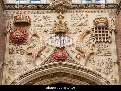Wappen über dem Great Gate, St John's College, University of Cambridge, Cambridge, Cambridgeshire, England, Großbritannien Stockfoto