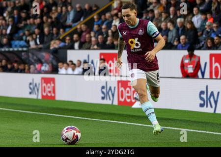 Leeds, Großbritannien. Oktober 2024. Turf Moor, Bunrley, England, 26. Oktober 2024: Josh Brownhill (8 Burnley) kontrolliert den Ball während des EFL Sky Bet Championship-Spiels zwischen Burnley und Queens Park Rangers am 26. Oktober 2024 in Turf Moor in Burnley, England. (Sean Chandler/SPP) Credit: SPP Sport Press Photo. /Alamy Live News Stockfoto