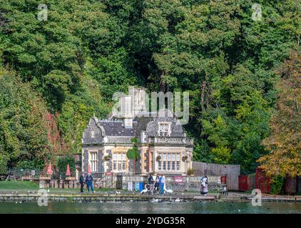 Swanbourne Lodge Café und Teestube am Rande des Swanbourne Sees an einem sonnigen Herbsttag Stockfoto