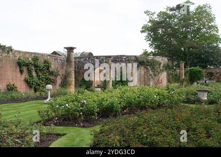 Hever, Großbritannien. Mai 2024. Hever Castle und die wunderschönen Gärten in Kent. Die Geschichte von Hever Castle erstreckt sich über mehr als 600 Jahre und ist reich und vielfältig. Die ursprüngliche mittelalterliche Wehrburg mit ihrem Torhaus und der ummauerten Vorburg wurde 1383 erbaut. Im 15. Und 16. Jahrhundert war es die Heimat einer der mächtigsten Familien des Landes, der Boleyns, die die bestehende Wohnung innerhalb der Mauern modernisierten. Kredit: Maureen McLean/Alamy Stockfoto