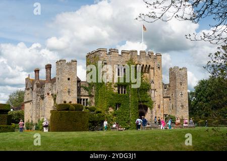 Hever, Großbritannien. Mai 2024. Hever Castle und die wunderschönen Gärten in Kent. Die Geschichte von Hever Castle erstreckt sich über mehr als 600 Jahre und ist reich und vielfältig. Die ursprüngliche mittelalterliche Wehrburg mit ihrem Torhaus und der ummauerten Vorburg wurde 1383 erbaut. Im 15. Und 16. Jahrhundert war es die Heimat einer der mächtigsten Familien des Landes, der Boleyns, die die bestehende Wohnung innerhalb der Mauern modernisierten. Kredit: Maureen McLean/Alamy Stockfoto
