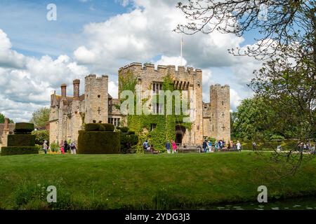 Hever, Großbritannien. Mai 2024. Hever Castle und die wunderschönen Gärten in Kent. Die Geschichte von Hever Castle erstreckt sich über mehr als 600 Jahre und ist reich und vielfältig. Die ursprüngliche mittelalterliche Wehrburg mit ihrem Torhaus und der ummauerten Vorburg wurde 1383 erbaut. Im 15. Und 16. Jahrhundert war es die Heimat einer der mächtigsten Familien des Landes, der Boleyns, die die bestehende Wohnung innerhalb der Mauern modernisierten. Kredit: Maureen McLean/Alamy Stockfoto