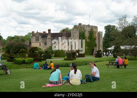 Hever, Großbritannien. Mai 2024. Hever Castle und die wunderschönen Gärten in Kent. Die Geschichte von Hever Castle erstreckt sich über mehr als 600 Jahre und ist reich und vielfältig. Die ursprüngliche mittelalterliche Wehrburg mit ihrem Torhaus und der ummauerten Vorburg wurde 1383 erbaut. Im 15. Und 16. Jahrhundert war es die Heimat einer der mächtigsten Familien des Landes, der Boleyns, die die bestehende Wohnung innerhalb der Mauern modernisierten. Kredit: Maureen McLean/Alamy Stockfoto