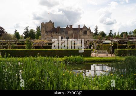 Hever, Großbritannien. Mai 2024. Hever Castle und die wunderschönen Gärten in Kent. Die Geschichte von Hever Castle erstreckt sich über mehr als 600 Jahre und ist reich und vielfältig. Die ursprüngliche mittelalterliche Wehrburg mit ihrem Torhaus und der ummauerten Vorburg wurde 1383 erbaut. Im 15. Und 16. Jahrhundert war es die Heimat einer der mächtigsten Familien des Landes, der Boleyns, die die bestehende Wohnung innerhalb der Mauern modernisierten. Kredit: Maureen McLean/Alamy Stockfoto