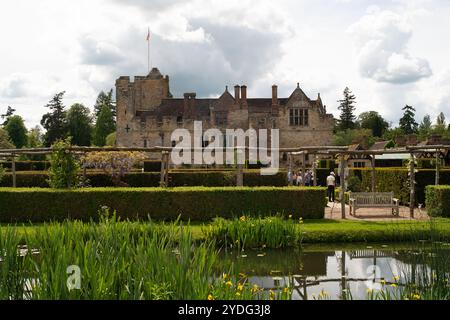 Hever, Großbritannien. Mai 2024. Hever Castle und die wunderschönen Gärten in Kent. Die Geschichte von Hever Castle erstreckt sich über mehr als 600 Jahre und ist reich und vielfältig. Die ursprüngliche mittelalterliche Wehrburg mit ihrem Torhaus und der ummauerten Vorburg wurde 1383 erbaut. Im 15. Und 16. Jahrhundert war es die Heimat einer der mächtigsten Familien des Landes, der Boleyns, die die bestehende Wohnung innerhalb der Mauern modernisierten. Kredit: Maureen McLean/Alamy Stockfoto