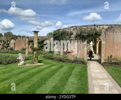Hever, Großbritannien. Mai 2024. Hever Castle und die wunderschönen Gärten in Kent. Die Geschichte von Hever Castle erstreckt sich über mehr als 600 Jahre und ist reich und vielfältig. Die ursprüngliche mittelalterliche Wehrburg mit ihrem Torhaus und der ummauerten Vorburg wurde 1383 erbaut. Im 15. Und 16. Jahrhundert war es die Heimat einer der mächtigsten Familien des Landes, der Boleyns, die die bestehende Wohnung innerhalb der Mauern modernisierten. Kredit: Maureen McLean/Alamy Stockfoto