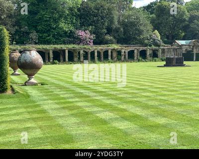 Hever, Großbritannien. Mai 2024. Hever Castle und die wunderschönen Gärten in Kent. Die Geschichte von Hever Castle erstreckt sich über mehr als 600 Jahre und ist reich und vielfältig. Die ursprüngliche mittelalterliche Wehrburg mit ihrem Torhaus und der ummauerten Vorburg wurde 1383 erbaut. Im 15. Und 16. Jahrhundert war es die Heimat einer der mächtigsten Familien des Landes, der Boleyns, die die bestehende Wohnung innerhalb der Mauern modernisierten. Kredit: Maureen McLean/Alamy Stockfoto