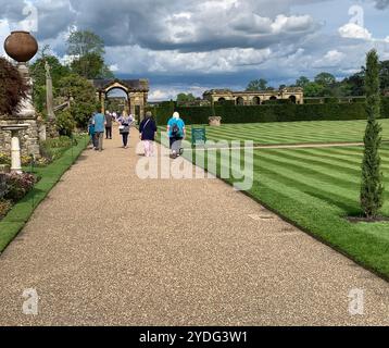 Hever, Großbritannien. Mai 2024. Hever Castle und die wunderschönen Gärten in Kent. Die Geschichte von Hever Castle erstreckt sich über mehr als 600 Jahre und ist reich und vielfältig. Die ursprüngliche mittelalterliche Wehrburg mit ihrem Torhaus und der ummauerten Vorburg wurde 1383 erbaut. Im 15. Und 16. Jahrhundert war es die Heimat einer der mächtigsten Familien des Landes, der Boleyns, die die bestehende Wohnung innerhalb der Mauern modernisierten. Kredit: Maureen McLean/Alamy Stockfoto