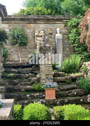 Hever, Großbritannien. Mai 2024. Hever Castle und die wunderschönen Gärten in Kent. Die Geschichte von Hever Castle erstreckt sich über mehr als 600 Jahre und ist reich und vielfältig. Die ursprüngliche mittelalterliche Wehrburg mit ihrem Torhaus und der ummauerten Vorburg wurde 1383 erbaut. Im 15. Und 16. Jahrhundert war es die Heimat einer der mächtigsten Familien des Landes, der Boleyns, die die bestehende Wohnung innerhalb der Mauern modernisierten. Kredit: Maureen McLean/Alamy Stockfoto