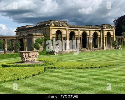 Hever, Großbritannien. Mai 2024. Hever Castle und die wunderschönen Gärten in Kent. Die Geschichte von Hever Castle erstreckt sich über mehr als 600 Jahre und ist reich und vielfältig. Die ursprüngliche mittelalterliche Wehrburg mit ihrem Torhaus und der ummauerten Vorburg wurde 1383 erbaut. Im 15. Und 16. Jahrhundert war es die Heimat einer der mächtigsten Familien des Landes, der Boleyns, die die bestehende Wohnung innerhalb der Mauern modernisierten. Kredit: Maureen McLean/Alamy Stockfoto