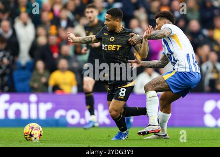 Igor Julio aus Brighton und Hove Albion bekämpfen Joao Gomes aus Wolverhampton Wanderers beim Spiel Brighton & Hove Albion FC gegen Wolverhampton Wanderers FC English Premier League im American Express Stadium, Brighton & Hove, Großbritannien am 26. Oktober 2024 Credit: Every Second Media/Alamy Live News Stockfoto