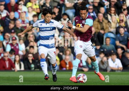 Leeds, Großbritannien. Oktober 2024. Turf Moor, Bunrley, England, 26. Oktober 2024: Luca Koleosho (30 Burnley) kontrolliert den Ball während des EFL Sky Bet Championship Matches zwischen Burnley und Queens Park Rangers am 26. Oktober 2024. (Sean Chandler/SPP) Credit: SPP Sport Press Photo. /Alamy Live News Stockfoto