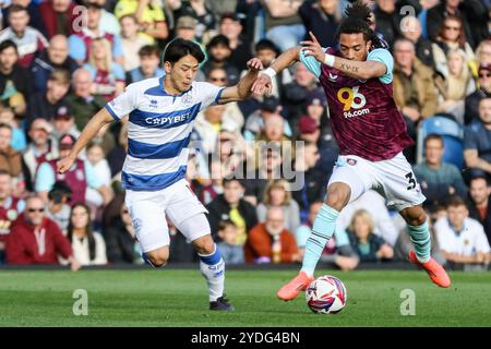 Leeds, Großbritannien. Oktober 2024. Turf Moor, Bunrley, England, 26. Oktober 2024: Luca Koleosho (30 Burnley) kontrolliert den Ball während des EFL Sky Bet Championship Matches zwischen Burnley und Queens Park Rangers am 26. Oktober 2024. (Sean Chandler/SPP) Credit: SPP Sport Press Photo. /Alamy Live News Stockfoto