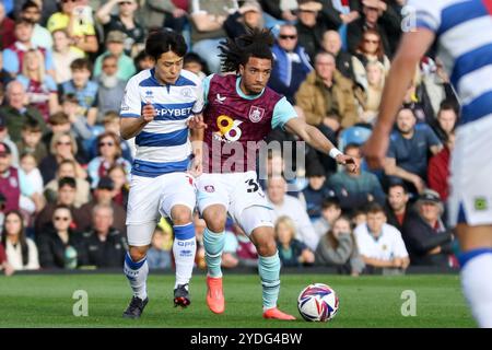 Leeds, Großbritannien. Oktober 2024. Turf Moor, Bunrley, England, 26. Oktober 2024: Luca Koleosho (30 Burnley) kontrolliert den Ball während des EFL Sky Bet Championship Matches zwischen Burnley und Queens Park Rangers am 26. Oktober 2024. (Sean Chandler/SPP) Credit: SPP Sport Press Photo. /Alamy Live News Stockfoto