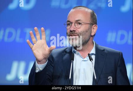 Halle, Deutschland. Oktober 2024. Manfred Weber, Vorsitzender der EVP-Fraktion im Europäischen Parlament und CSU-Vizepräsident, spricht auf der Bühne des Deutschen Tages der Jungen Union. Das Treffen der Jugendorganisation CDU/CSU findet ab 25.10 statt. Bis 27.10.2024 in Halle an der Saale. Quelle: Sebastian Willnow/dpa/Alamy Live News Stockfoto