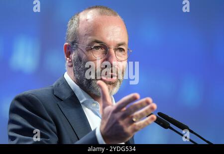 Halle, Deutschland. Oktober 2024. Manfred Weber, Vorsitzender der EVP-Fraktion im Europäischen Parlament und CSU-Vizepräsident, spricht auf der Bühne des Deutschen Tages der Jungen Union. Das Treffen der Jugendorganisation CDU/CSU findet ab 25.10 statt. Bis 27.10.2024 in Halle an der Saale. Quelle: Sebastian Willnow/dpa/Alamy Live News Stockfoto