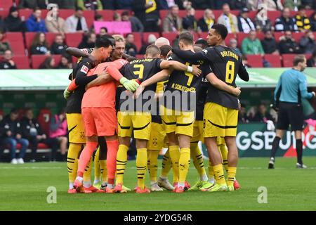 Deutschland, Bayern, Augsburg, Fussball, FC Augsburg - Borussia Dortmund, in der WWK Arena, Augsburg, 8. Spieltag, 26.10.24, v.l. Borussia Dortmund DFL/DFB-Vorschriften verbieten jede Verwendung von Fotografien als Bildsequenzen und/oder Quasi-Video, Stockfoto