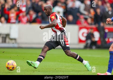 Der Stürmer Yoane Wissa (11) des Brentford FC gegen Ipswich Town FC English Premier League schießt und erzielt am 26. Oktober 2024 im Gtech Community Stadium, London, England, Vereinigtes Königreich ein Tor 1-2. Credit: Every Second Media/Alamy Live News Stockfoto