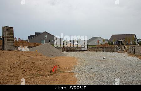 McCordsville, Indiana, USA – 22. September 2024: Ein Bauboom führt zu Neubauten in den Vororten im mittleren westen. Hier haben wir einen Fund Stockfoto