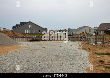 McCordsville, Indiana, USA – 22. September 2024: Ein Bauboom führt zu Neubauten in den Vororten im Mittleren Westen. Hier haben wir einen Fund Stockfoto