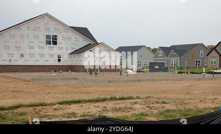 McCordsville, Indiana, USA – 22. September 2024: Ein Bauboom führt zu Neubauten in den Vororten im mittleren westen. Hier haben wir einen Fund Stockfoto