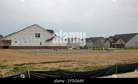 McCordsville, Indiana, USA – 22. September 2024: Ein Bauboom führt zu Neubauten in den Vororten im mittleren westen. Hier haben wir einen Fund Stockfoto