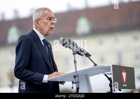 Der österreichische Präsident ALEXANDER VAN DER BELLEN spricht anlässlich der Feierlichkeiten zum österreichischen Unabhängigkeitstag auf dem Wiener Heldenplatz. Stockfoto