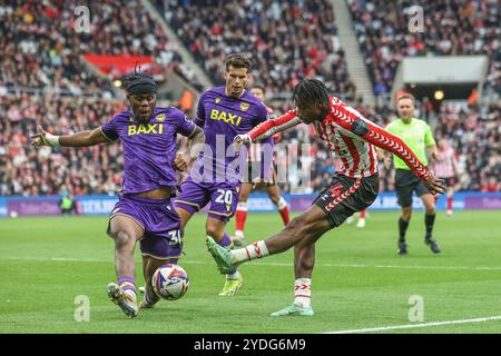 Romaine Mundle of Sunderland crosse Thee Ball während des Sky Bet Championship Matches Sunderland vs Oxford United im Stadium of Light, Sunderland, Vereinigtes Königreich, 26. Oktober 2024 (Foto: Alfie Cosgrove/News Images) Stockfoto