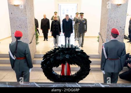 Kranzniederlegung durch Bundespräsident ALEXANDER VAN DER BELLEN und Verteidigungsministerin KLAUDIA TANNER anlässlich des österreichischen Unabhängigkeitstages auf dem Wiener Heldenplatz, Ausstellung der österreichischen Bundeswehr, Stockfoto