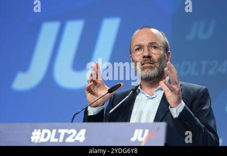 Halle, Deutschland. Oktober 2024. Manfred Weber, Vorsitzender der EVP-Fraktion im Europäischen Parlament und CSU-Vizepräsident, spricht auf der Bühne des Deutschen Tages der Jungen Union. Das Treffen der Jugendorganisation CDU/CSU findet ab 25.10 statt. Bis 27.10.2024 in Halle an der Saale. Quelle: Sebastian Willnow/dpa/Alamy Live News Stockfoto