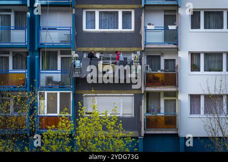 Budapest, Ungarn - Arbeiter in einem Aufzug, die während des Paneelrestaurierprogramms in Budapest Dämmmaterial an einem alten Paneelgebäude installieren Stockfoto