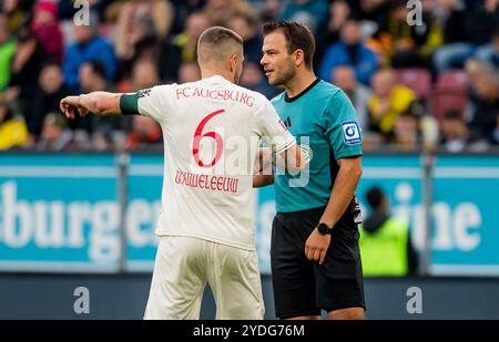 Jeffrey Gouweleeuw (FC Augsburg, #6) in Diskussion mit Wolfgang Haslberger (Schiedsrichter). GER, FC Augsburg vs. BV Borussia Dortmund, Fussball, Bundesliga, 8. Spieltag, Spielzeit 2024/2025, 26.10.2024. (DIE DFL-DFB-VORSCHRIFTEN VERBIETEN DIE VERWENDUNG VON FOTOS ALS BILDSEQUENZEN UND/ODER QUASI-VIDEO). Foto: Eibner-Pressefoto/Heike Feiner Stockfoto