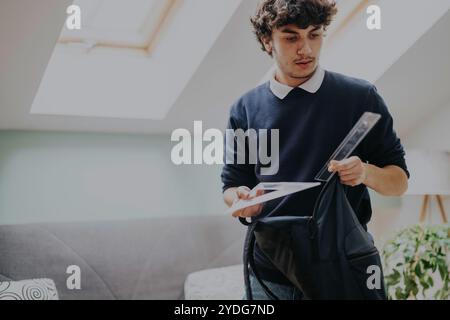 Junge Studentin, die Studienmaterialien in hellen Räumen organisiert Stockfoto