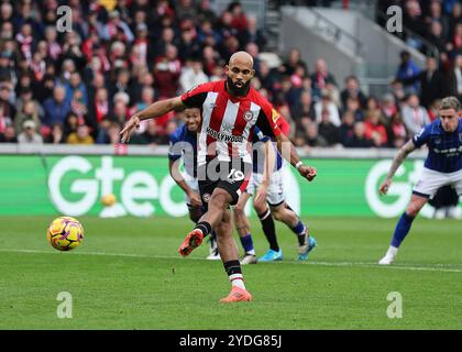 Oktober 2024; Gtech Community Stadium, Brentford, London, England; Premier League Football, Brentford gegen Ipswich Town; Bryan Mbeumo aus Brentford erzielt in der 51. Minute das 3. Tor nach einem Elfmeterschießen und erzielte es 3-2 Stockfoto