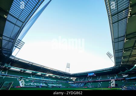 Bremen, Deutschland. Oktober 2024. BREMEN, DEUTSCHLAND - 26. OKTOBER: Ein allgemeiner Blick auf das Weserstadion vor dem 1. Bundesliga-Spiel zwischen SV Werder Bremen und Bayer 04 Leverkusen am 26. Oktober 2024 im Weserstadion in Bremen. (Foto von Andre Weening/Orange Pictures) Credit: Orange Pics BV/Alamy Live News Stockfoto