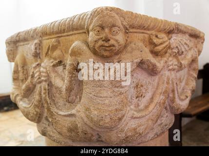 Gemeißeltes Mauerwerk Tauftaufbecken mit Mermanfigur, Kirche Saint Peter, Cambridge, Cambridgeshire, England, Großbritannien - Tauftaufstein aus dem 12. Jahrhundert Stockfoto