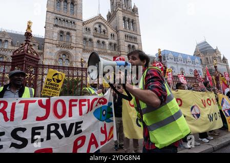 London, Großbritannien. 26. Oktober 2024. Markante Sicherheitskräfte des Londoner Wissenschaftsmuseums und des Natural History Museum, Mitglieder der United Voices of the World Union (UVW), veranstalten eine Kundgebung vor den Museen, die zu besseren Lohn- und Beschäftigungsbedingungen aufruft. Bei der Privatfirma Wilson James angestellt, haben die Arbeitnehmer, einschließlich vieler Migranten, in den letzten Jahren Löhne unter der Inflationsrate steigen sehen, während die Unternehmensgewinne, so sagen sie, in die Höhe gestiegen sind. Quelle: Ron Fassbender/Alamy Live News Stockfoto