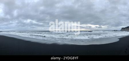 Panoramablick auf den berühmten Schwarzen Sandstrand mit dem Horizont und niemand in Sicht in der Nähe von Reykjavík in Vík, Island. Stockfoto