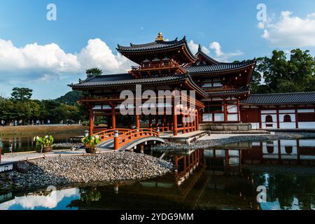 Uji, Japan - 14. August 2024: Der Byodoin-Tempel ist ein berühmter buddhistischer Tempel, berühmt für seine Phönix Hall und seinen atemberaubenden Reflexionsteich. A UNESCO WORLD H Stockfoto