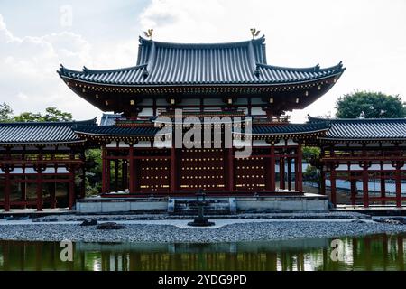 Uji, Japan - 14. August 2024: Der Byodoin-Tempel ist ein berühmter buddhistischer Tempel, berühmt für seine Phönix Hall und seinen atemberaubenden Reflexionsteich. A UNESCO WORLD H Stockfoto