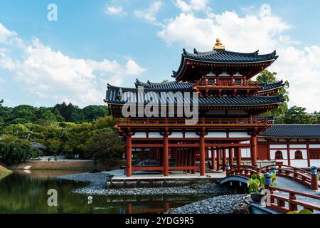 Uji, Japan - 14. August 2024: Der Byodoin-Tempel ist ein berühmter buddhistischer Tempel, berühmt für seine Phönix Hall und seinen atemberaubenden Reflexionsteich. A UNESCO WORLD H Stockfoto