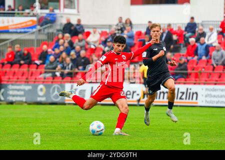 Bahlingen, Deutschland. Oktober 2024. Ali Ibrahim (Bahlinger SC 23) beim Torschuss Regionalliga S?dwest, Bahlinger SC vs. KSV Hessen Kassel, 26.10.2024 Credit: dpa/Alamy Live News Stockfoto