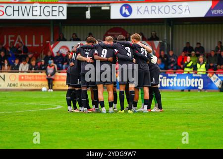 Bahlingen, Deutschland. Oktober 2024. KSV Hessen Kassel bei der Teamansprache vor dem Spiel Regionalliga S?dwest, Bahlinger SC vs. KSV Hessen Kassel, 26.10.2024 Credit: dpa/Alamy Live News Stockfoto