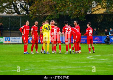 Bahlingen, Deutschland. Oktober 2024. Teambesprechung vor dem Spiel vom Bahlinger SC Regionalliga S?dwest, Bahlinger SC vs. KSV Hessen Kassel, 26.10.2024 Credit: dpa/Alamy Live News Stockfoto