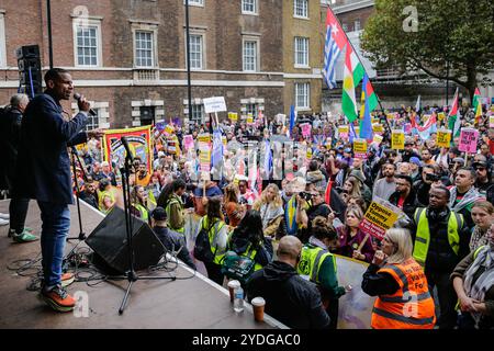 London, Großbritannien. Oktober 2024. Ein von Stand Up to Rassismus organisierter Protest gegen den „Uniting the Kingdom“-marsch (Tommy Robinson march) findet im Zentrum Londons statt und marschiert von der Lower Regent Street bis zum Trafalgar Square End von Whitehall, wo sich Demonstranten versammeln, um Reden zuzuhören. Quelle: Imageplotter/Alamy Live News Stockfoto