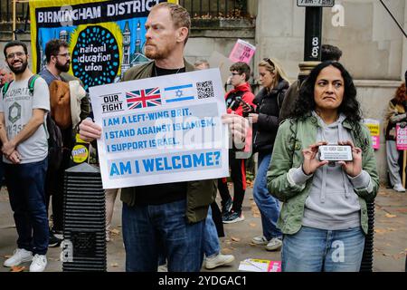 London, Großbritannien. Oktober 2024. Eine kleinere Gruppe pro-israelischer Demonstranten steht in der Kundgebung. Ein von Stand Up to Rassismus organisierter Protest gegen den „Uniting the Kingdom“-marsch (Tommy Robinson march) findet im Zentrum Londons statt und marschiert von der Lower Regent Street bis zum Trafalgar Square End von Whitehall, wo sich Demonstranten versammeln, um Reden zuzuhören. Quelle: Imageplotter/Alamy Live News Stockfoto