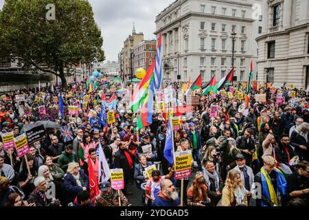 London, Großbritannien. Oktober 2024. Die Fans versammeln sich vor der Bühne in Whitehall und bis zum Trafalgar Square. Ein von Stand Up to Rassismus organisierter Protest gegen den „Uniting the Kingdom“-marsch (Tommy Robinson march) findet im Zentrum Londons statt und marschiert von der Lower Regent Street bis zum Trafalgar Square End von Whitehall, wo sich Demonstranten versammeln, um Reden zuzuhören. Quelle: Imageplotter/Alamy Live News Stockfoto