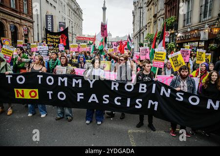 London, Großbritannien. Oktober 2024. Ein von Stand Up to Rassismus organisierter Protest gegen den „Uniting the Kingdom“-marsch (Tommy Robinson march) findet im Zentrum Londons statt und marschiert von der Lower Regent Street bis zum Trafalgar Square End von Whitehall, wo sich Demonstranten versammeln, um Reden zuzuhören. Quelle: Imageplotter/Alamy Live News Stockfoto