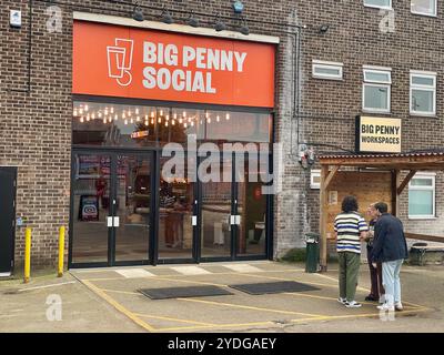 Ein großer Penny Social im 1 Priestley Way, London E17 6AL Stockfoto